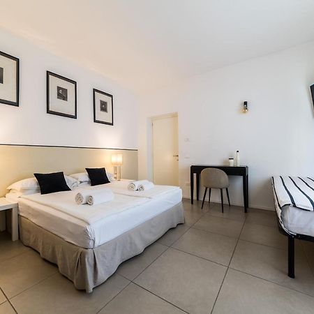 Carly'S Rooms Torbole Sul Garda Esterno foto