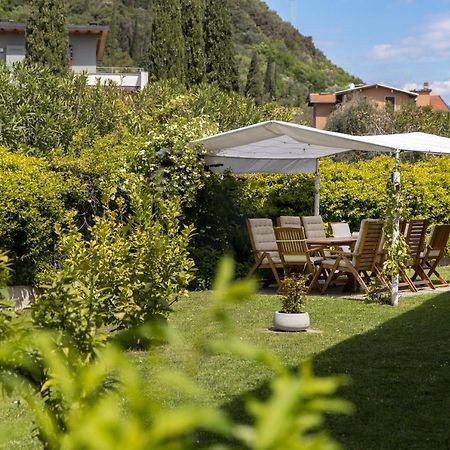 Carly'S Rooms Torbole Sul Garda Esterno foto
