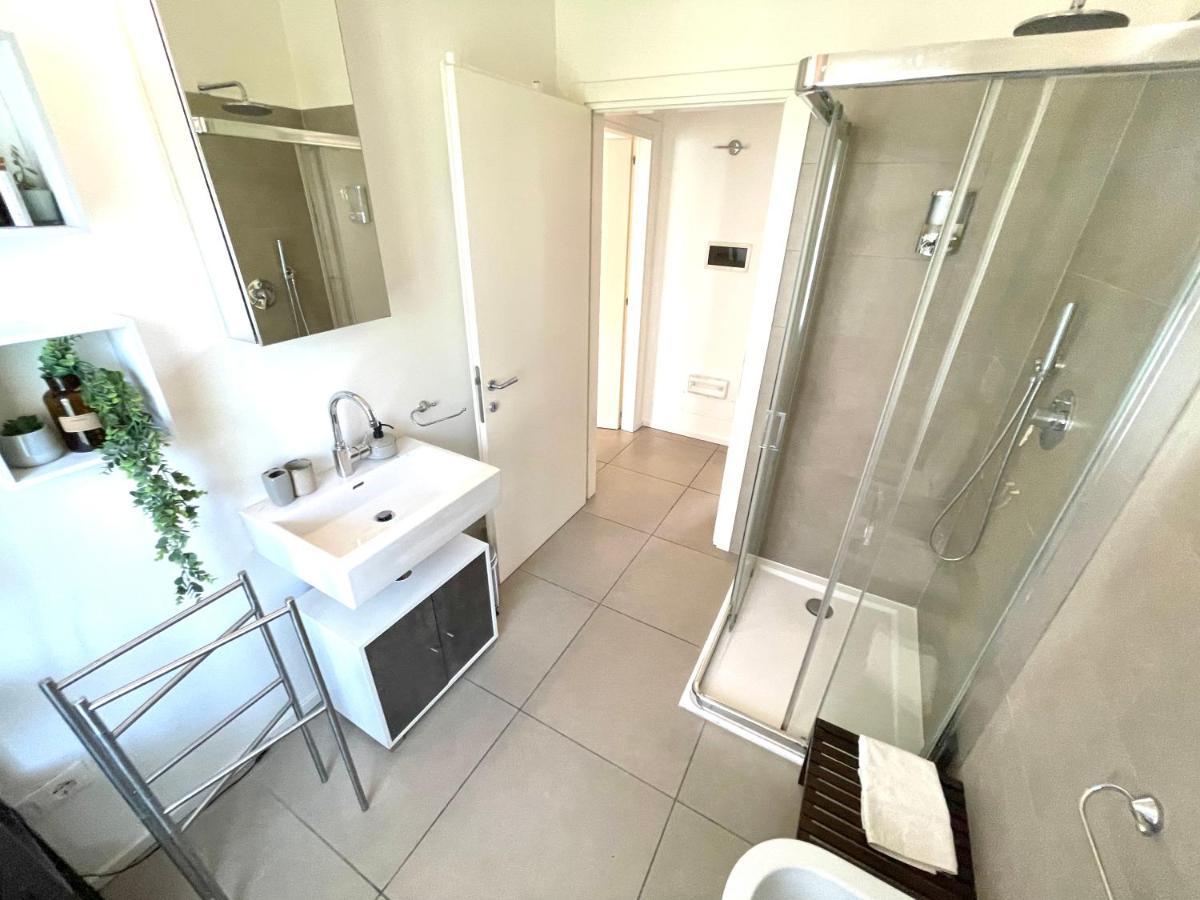 Carly'S Rooms Torbole Sul Garda Esterno foto