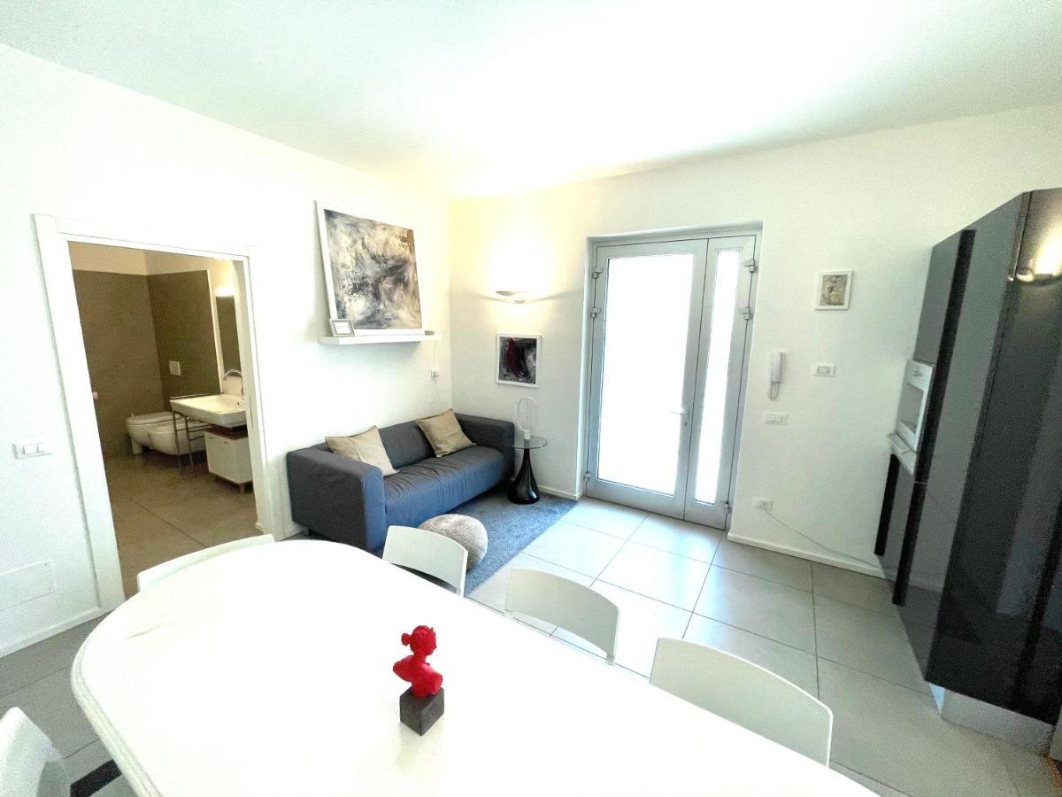 Carly'S Rooms Torbole Sul Garda Esterno foto