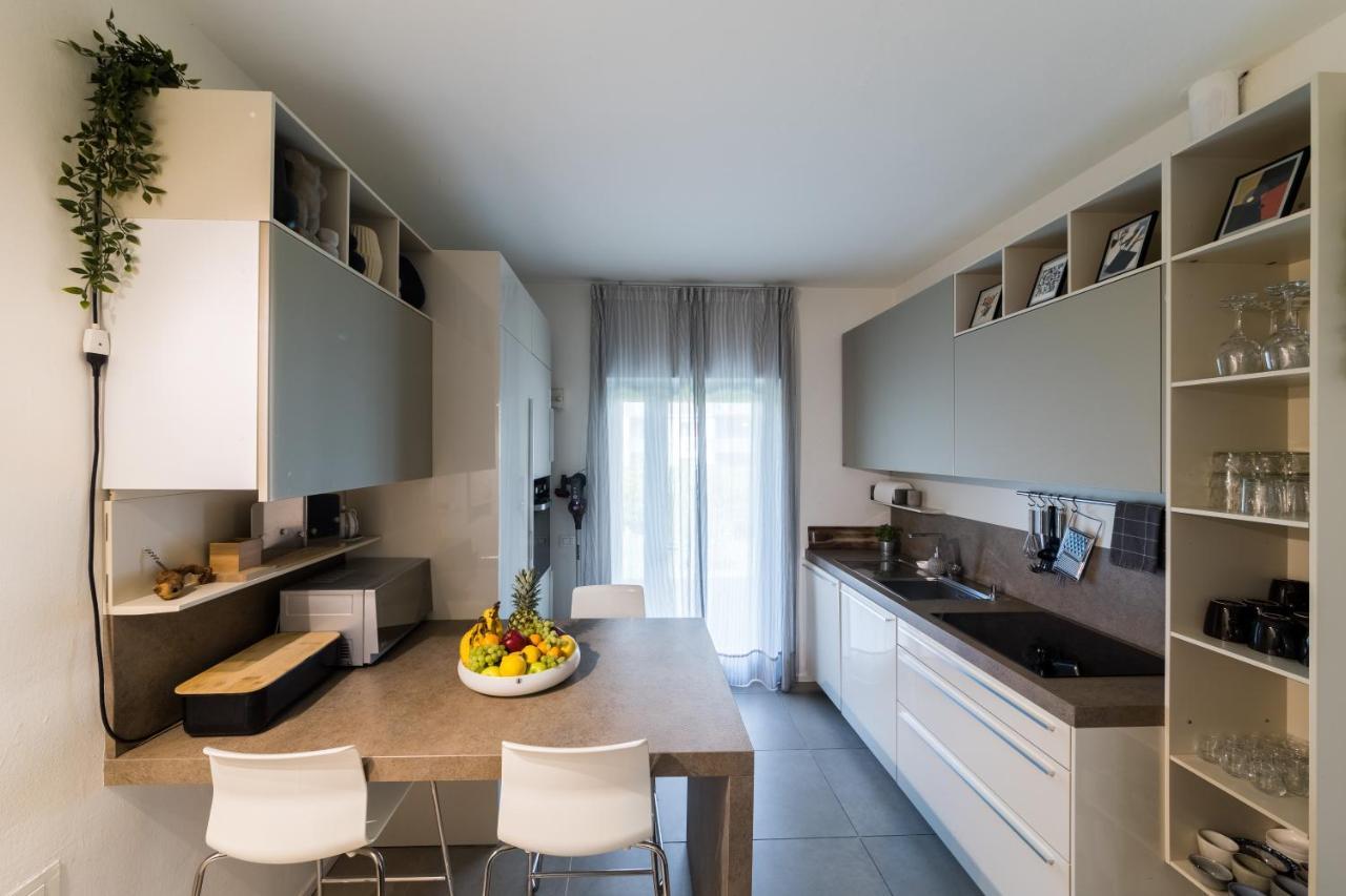 Carly'S Rooms Torbole Sul Garda Esterno foto