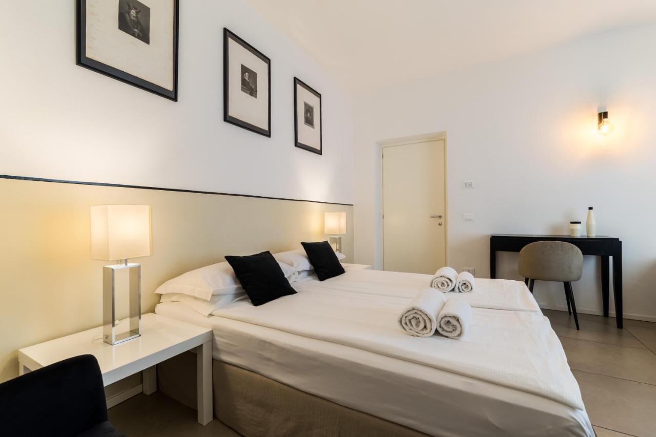 Carly'S Rooms Torbole Sul Garda Esterno foto