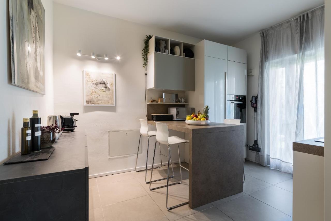 Carly'S Rooms Torbole Sul Garda Esterno foto