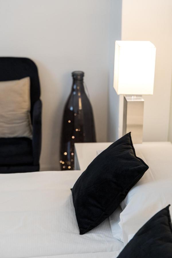 Carly'S Rooms Torbole Sul Garda Esterno foto
