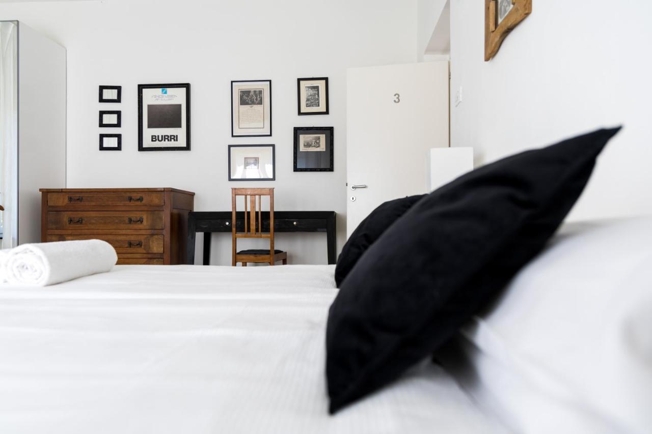 Carly'S Rooms Torbole Sul Garda Esterno foto