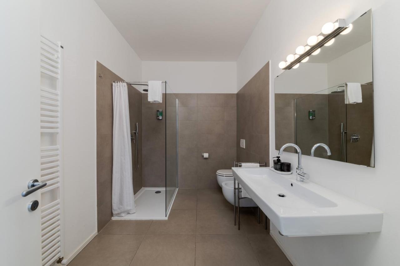 Carly'S Rooms Torbole Sul Garda Esterno foto